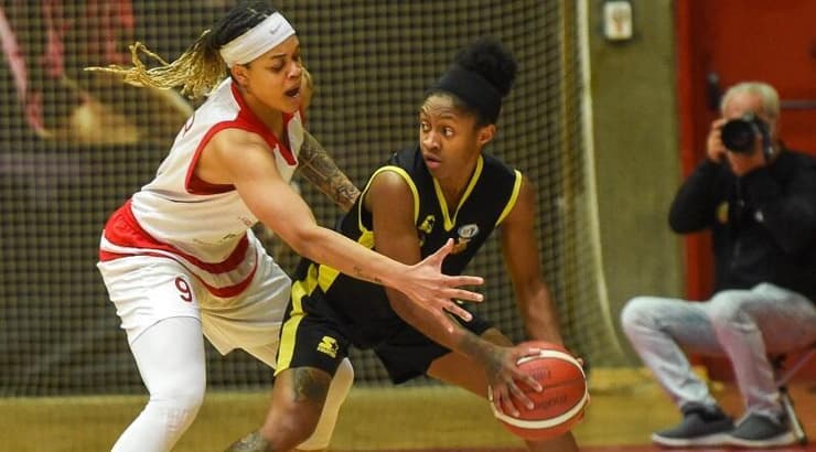 קריסטל דנג'רפילד 11 עם הכדור (באדיבות מנהלת ליגת העל סל נשים) קריסטל דנג'רפילד 11 עם הכדור