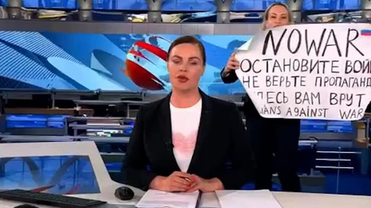 מפגינה מפריעה במהלך משדר של הטלויזיה הרוסית