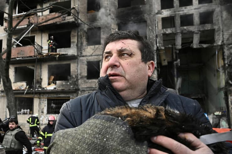 תושבים מחוץ לבניין מגורים שהותקף ברובע אובלון ב קייב אוקראינה
