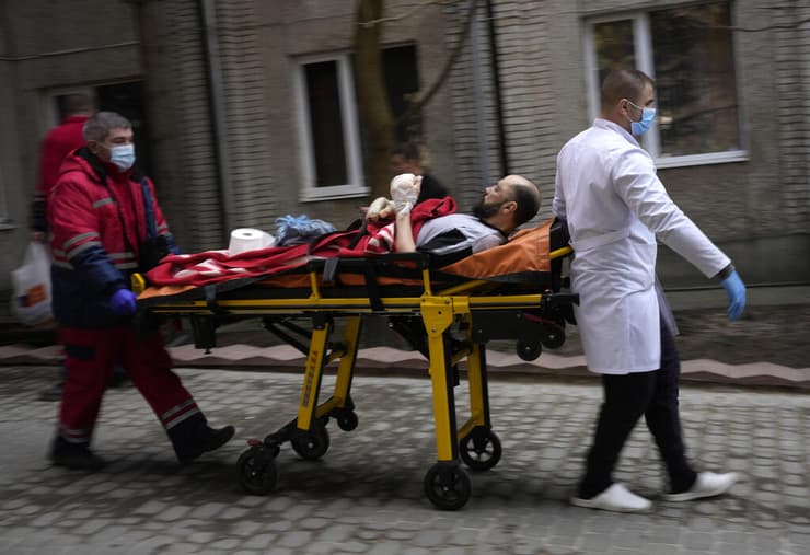 פצוע מפונה לבית חולים במערב אוקראינה