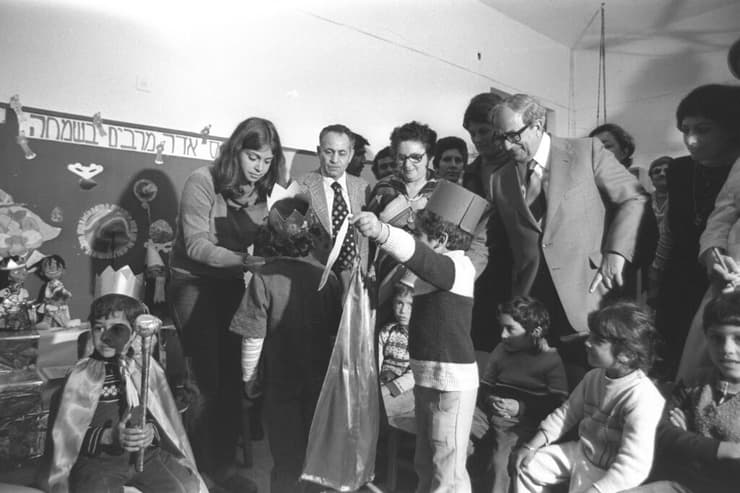ביקור הנשיא יצחק נבון בפורים בבית ספר יסודי בתל אביב, 1979