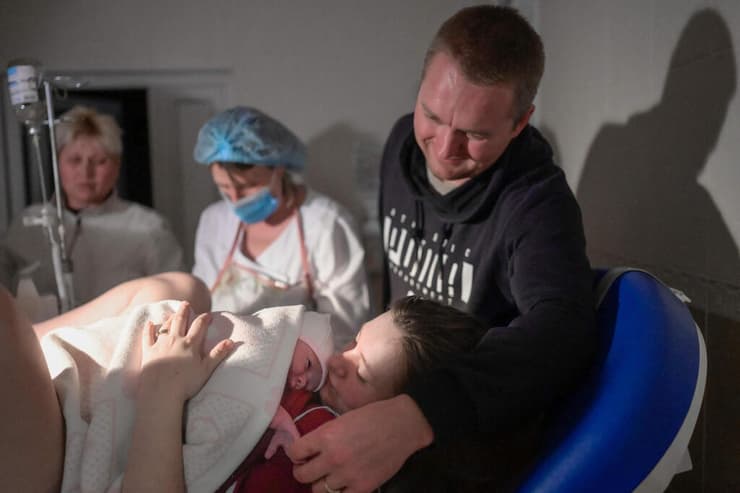 מיקולאייב  אוקראינה נשים מפונות למרתף בית חולים ליולדות בעקבות אזעקה 