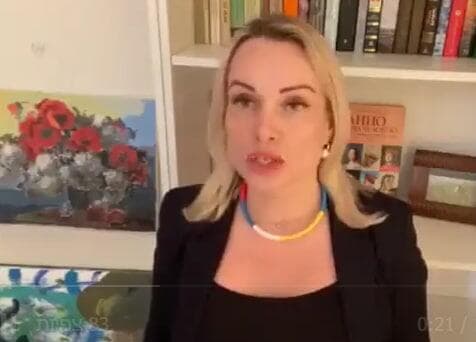 מרינה אובסיאניקובה עובדת ערוץ הטלוויזיה רוסיה 1 מחאה על מלחמה ב אוקראינה סרטון שהקליטה לפני כן
