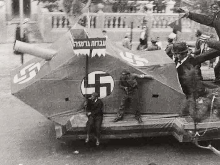 תותח שעליו צלב קרס בפורים בתל אביב, 1935