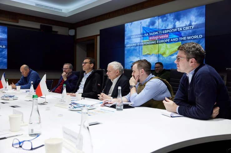 נשיא אוקראינה וולודימיר זלנסקי נפגש עם ראשי ממשלת צ'כיה פולין ו סלובניה ב קייב בצל מלחמה עם רוסיה