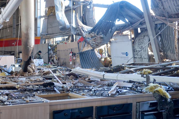 חנות מוצרי חשמל ביתיים שנפגעה בהפגזות בחרקוב