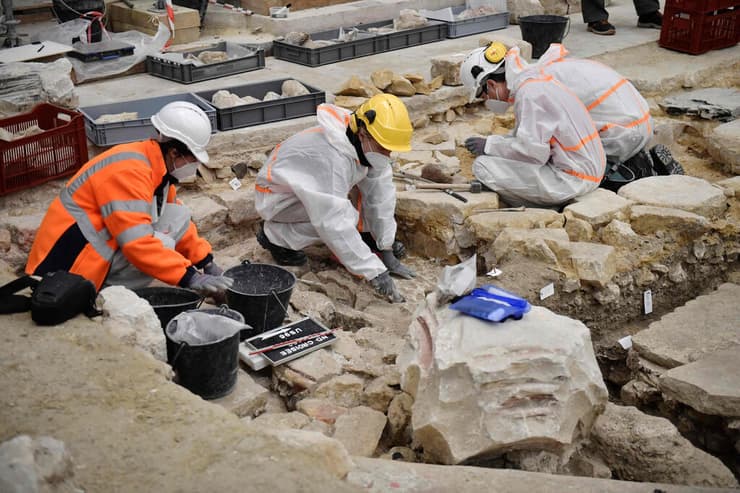 ארכיאולוגים בוחנים ממצאים בקתדרלה