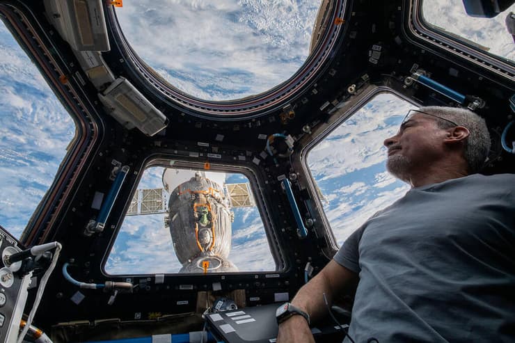 מארק ונדה היי מביט מחלון תחנת החלל בחודש שעבר