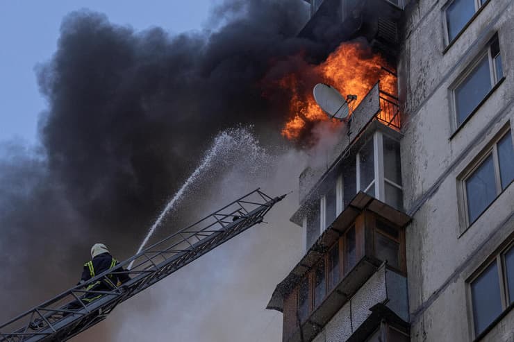 קייב כבאים מכבים שריפה בבניין מגורים אש עשן כבאית לוחמי אש משבר מלחמה רוסיה אוקראינה  