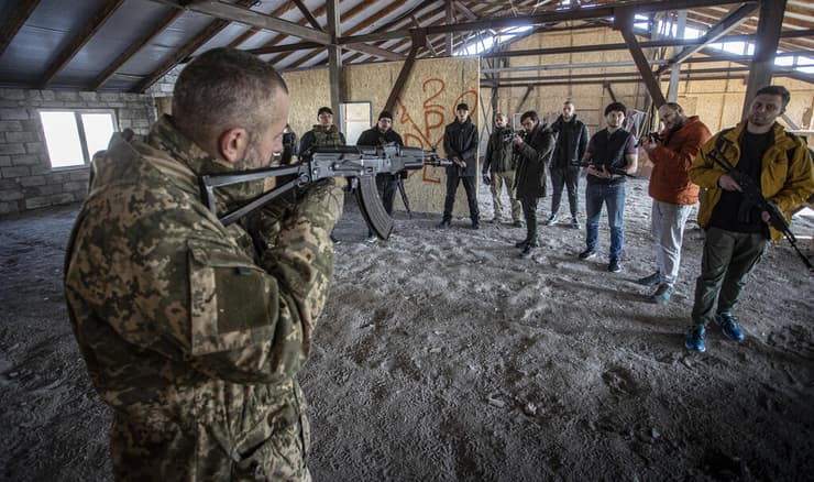 האזרחים האוקראינים שמתאמנים בלוחמה בשטח בנוי לקראת הלחימה עם רוסיה