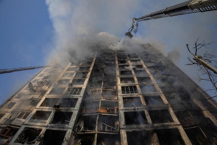 קייב כבאים מכבים שריפה בבניין מגורים אש עשן כבאית לוחמי אש משבר מלחמה רוסיה אוקראינה  