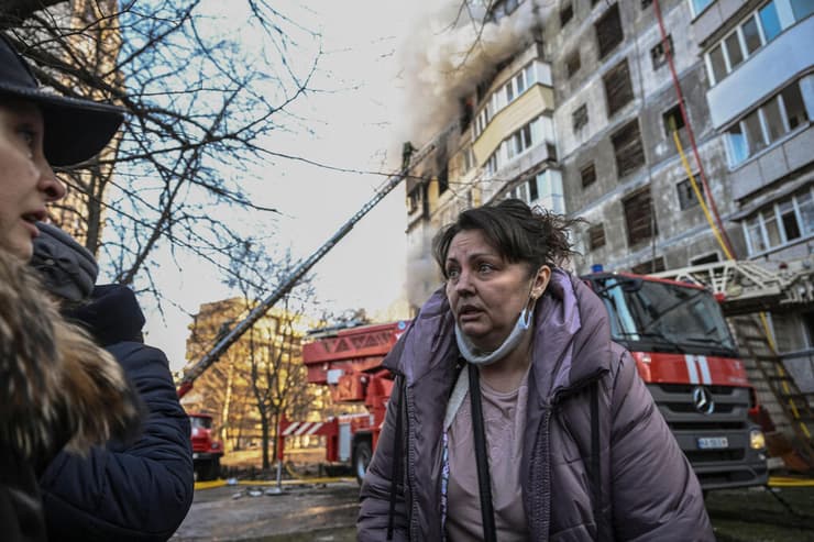 תושבת שפונתה מביתה שנשרף בהפצצה על קייב 