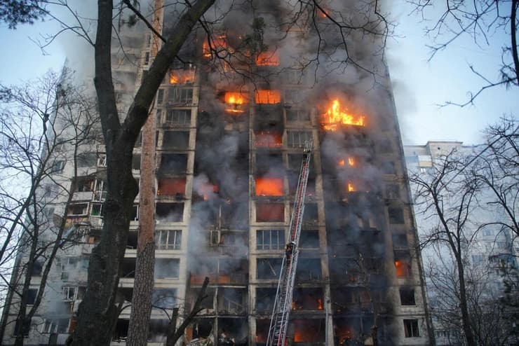 כוחות הצלה מתמודדים עם שריפה בבניין מגורים ב קייב 