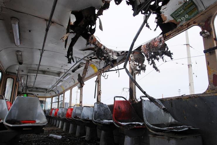 חור בגג רכבת חשמלית בחרקוב משבר מלחמה רוסיה אוקראינה 