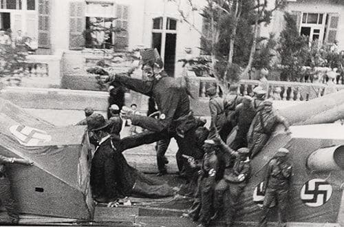 בובה של קלגס נאצי רומסת יהודי בעדלאידע בתל אביב, 1935