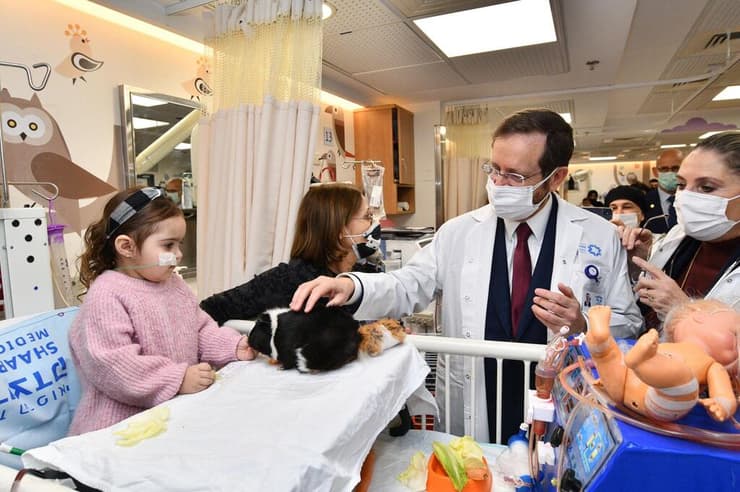 הנשיא הרצוג ורעייתו מיכל בחלוקת משלוחי מנות לילדים במחלקות בבית החולים שערי צדק, ירושלים