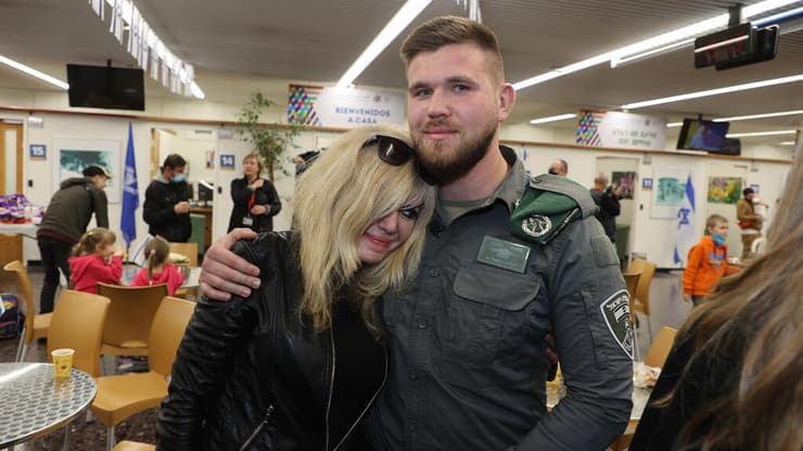 לוחם מג"ב מתאחד עם אמו שעלתה מאוקראינה (צילום: יריב כץ) עולים חדשים במתחם משרד העלייה והקליטה בנתב"ג