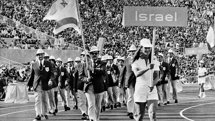 הנרי הרשקוביץ נושא את דגל ישראל בטקס הפתיחה של אולימפיאדת מינכן 1972