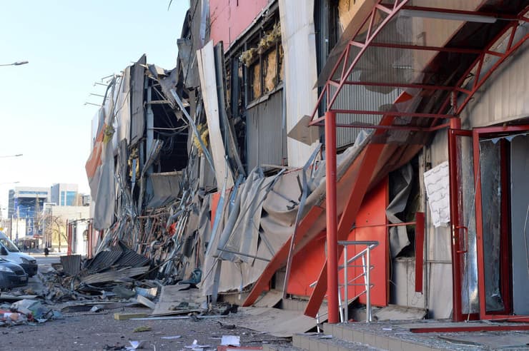 חנות מוצרי חשמל ביתיים שנפגעה בהפגזות בחרקוב