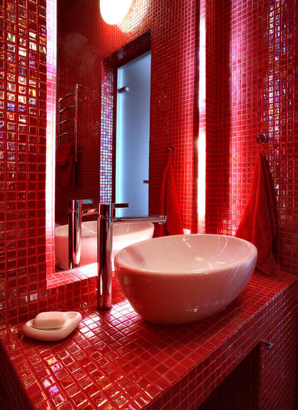 שירותים באדום: חלל קטן שאפשר להתפרע עם העיצוב שלו. 