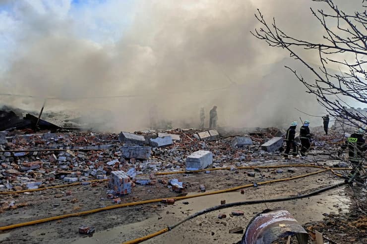 עשן כוחות הצלה כבאים אוקראינים הרס הריסות נזק ב חרקוב אוקראינה מלחמה באירופה הפגזות משבר רוסיה פלישה