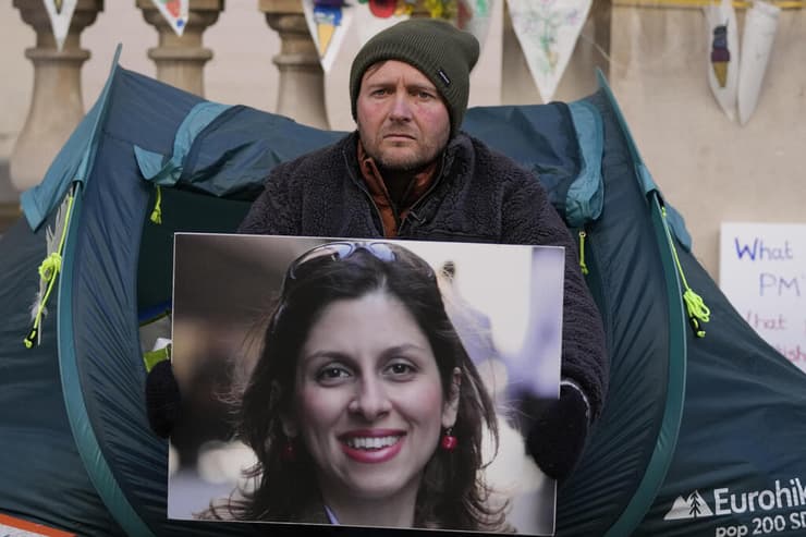 בריטניה ריצ'רד רטקליף מפגין למען שחרור אשתו נזאנין נזנין זגארי זגרי רטקליף אסירה כלא איראן