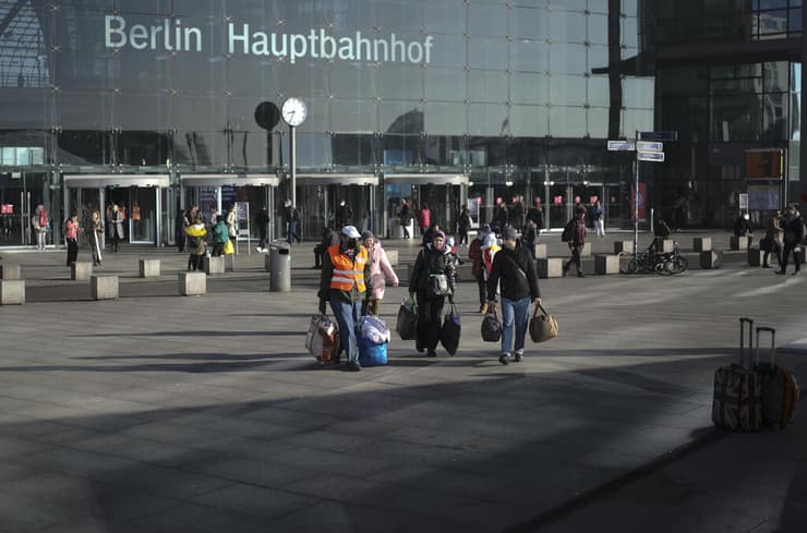 מתנדבים מקבלים פליטים פליט מ אוקראינה ב תחנת רכבת המרכזית ב ברלין גרמניה 
