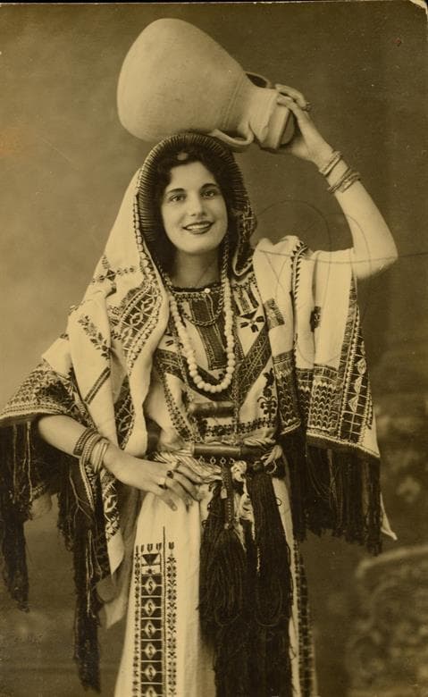 צעירה בתחפושת פורים, ירושלים, 1938