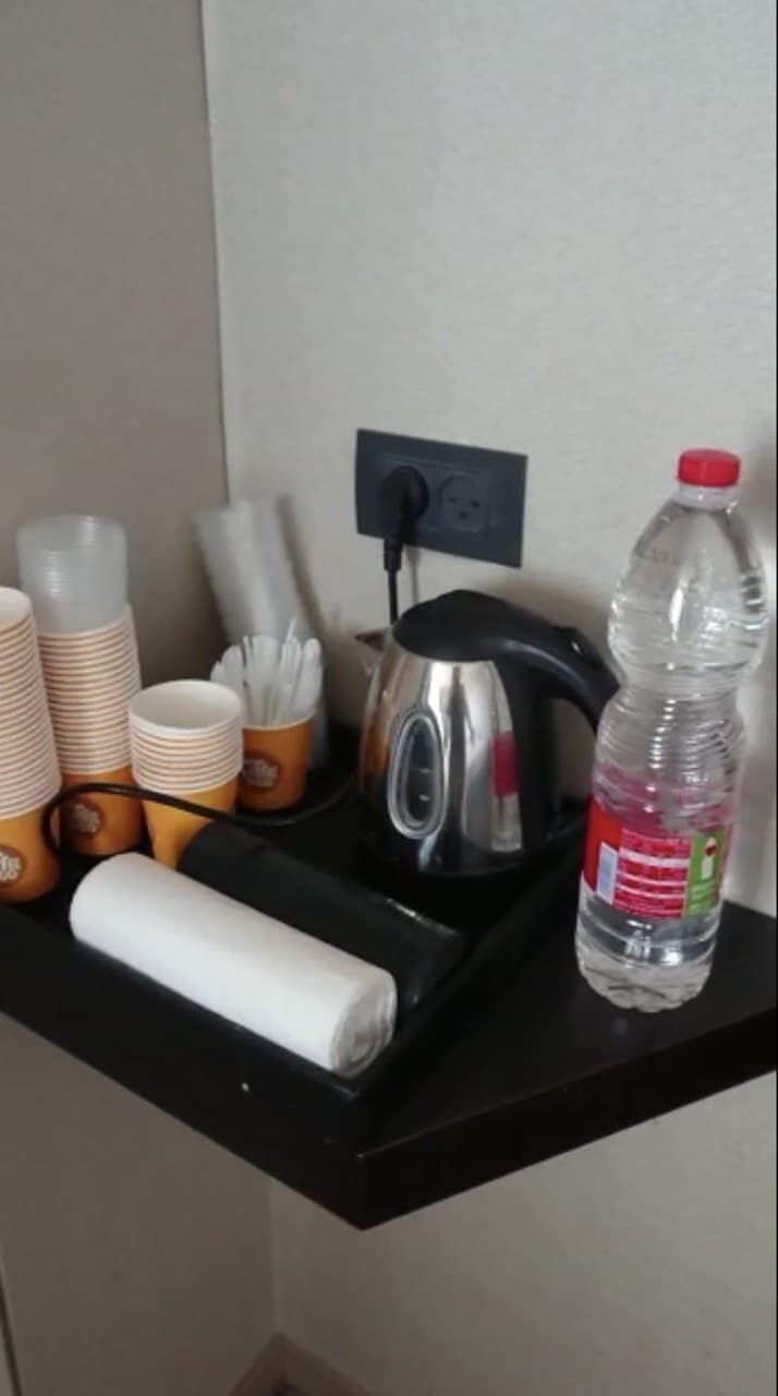 מים מינרליים וקומקום - אפשרויות השתייה במלון