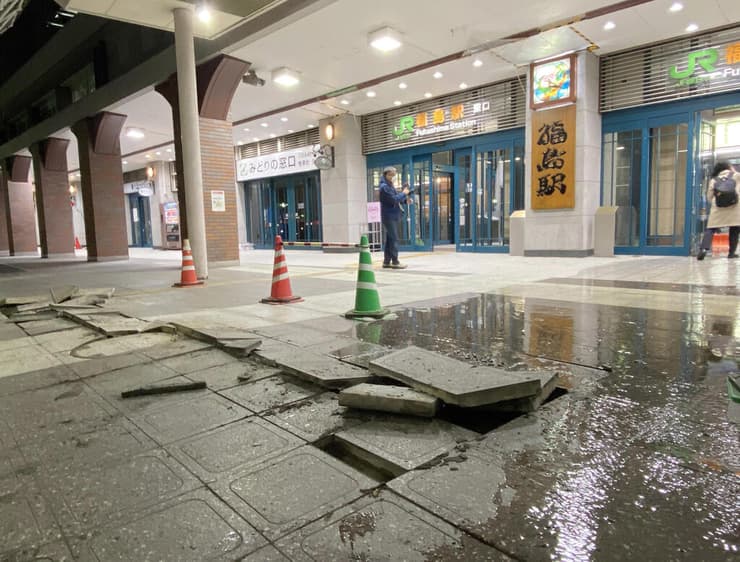 נזק למדרכה בעיר פוקושימה יפן בעקבות רעידת אדמה חזקה