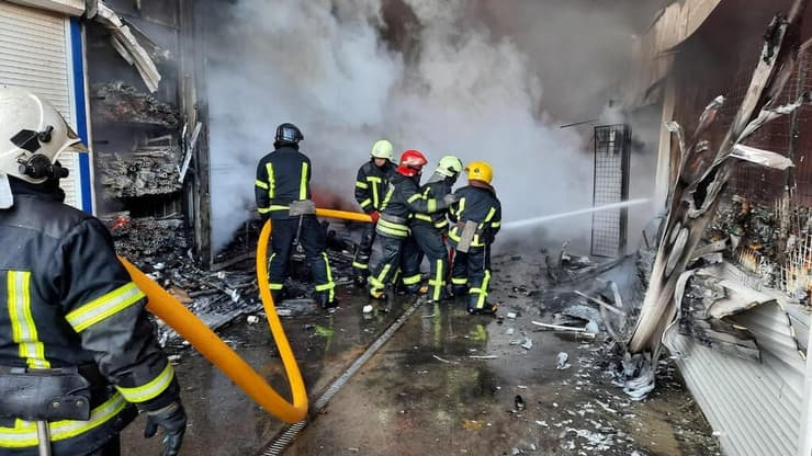 כוחות הצלה כבאים אוקראינים מבנה מבנים הרס נזק ב חרקוב אוקראינה מלחמה באירופה הפגזות משבר רוסיה פלישה