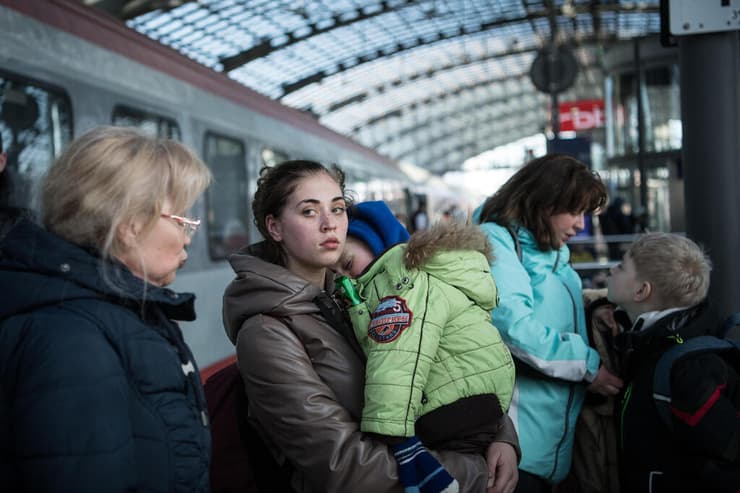 פליטים פליט מ אוקראינה מגיעים ל תחנת הרכבת המרכזית רכבת ב ברלין גרמניה