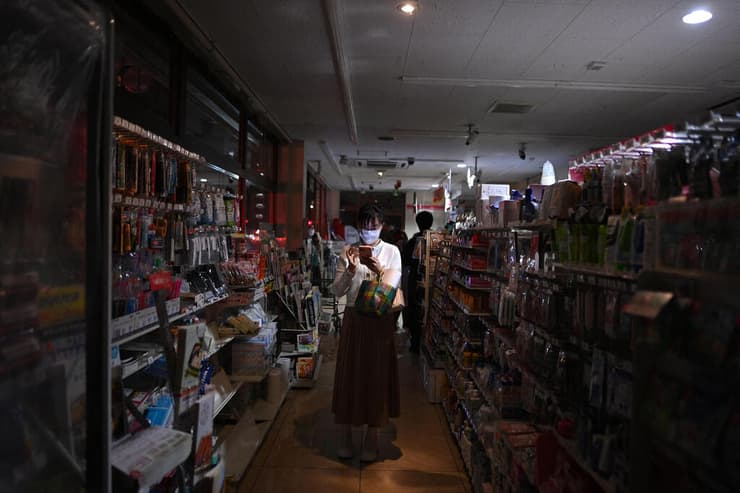 חנות הפסקת חשמל ב רובע קוטו ב טוקיו לאחר רעידת אדמה חזקה בעוצמה של 7.3 ב מזרח יפן