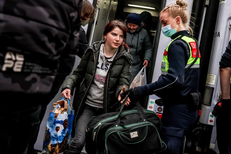 מתנדבים מקבלים פליטים פליט מ אוקראינה ב תחנת רכבת המרכזית ב ברלין גרמניה 