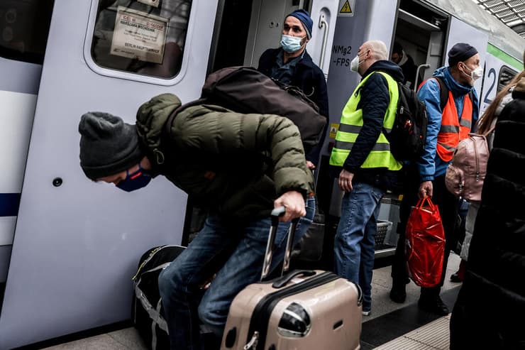 פליטים פליט מ אוקראינה מגיעים ל תחנת הרכבת המרכזית רכבת ב ברלין גרמניה