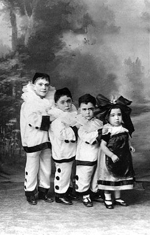 ילדי משפחת סבעון בתחפושות פורים, אלג'יר, אלג'יריה, 1923