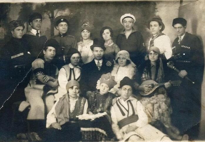 צעירים מחופשים בפורים, סופיה, בולגריה, 1930