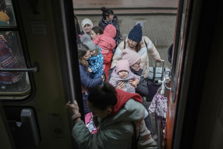 רכבת הומניטרית עם פליטים אוקראינים יוצאת לסלובקיה 