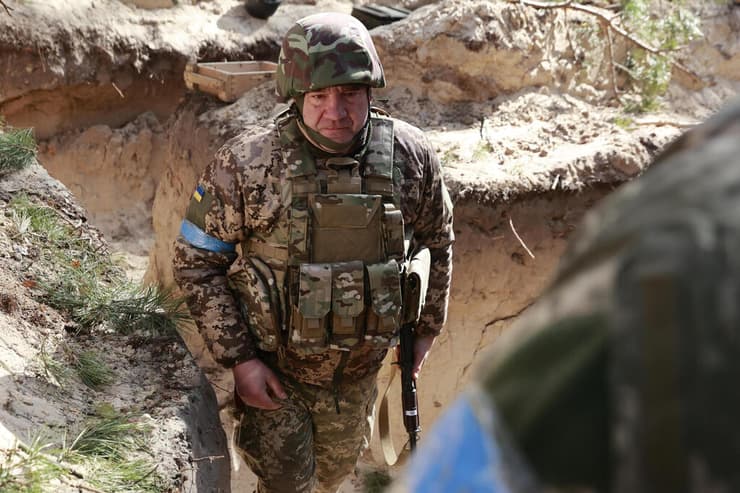 צבא חייל אוקראיני ב ברובארי צפונית ל קייב אוקראינה מלחמה באירופה משבר פלישה רוסיה