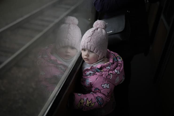 ילדה אוקראינית מביטה מחלון הרכבת 