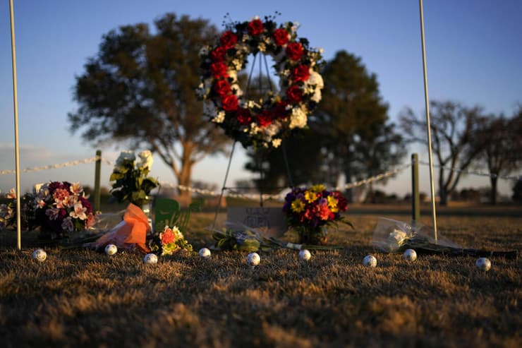 טקסס תאונה בן 13 נהג ב טנדר ו התנגש אנדרטה כדורי גולף