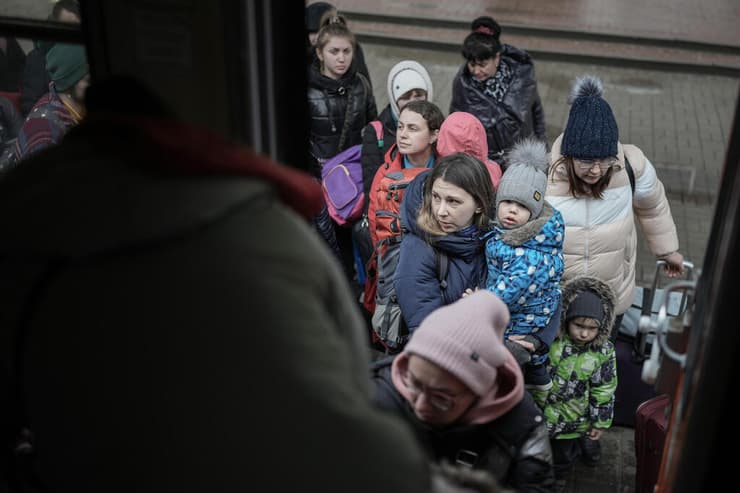 רכבת הומניטרית עם פליטים אוקראינים יוצאת לסלובקיה 