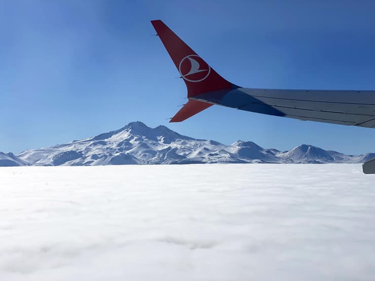 הר ארג'ייס בולט גבוה מעל העננים, במבט מהמטוס