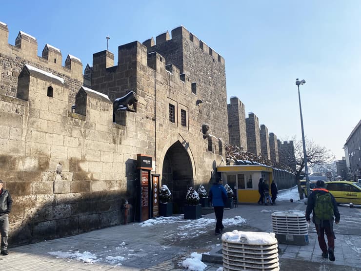 חומות המצודה העתיקה של קייסרי