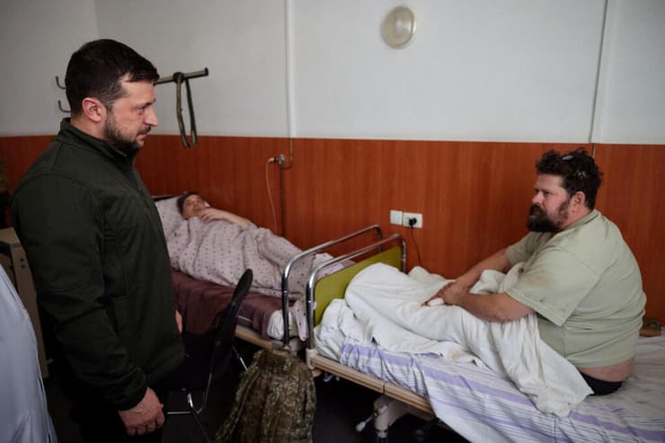 נשיא אוקראינה וולודימיר זלנסקי מבקר פצוע פצועים ב בית חולים ב קייב אוקראינה מלחמה באירופה משבר פלישה רוסיה