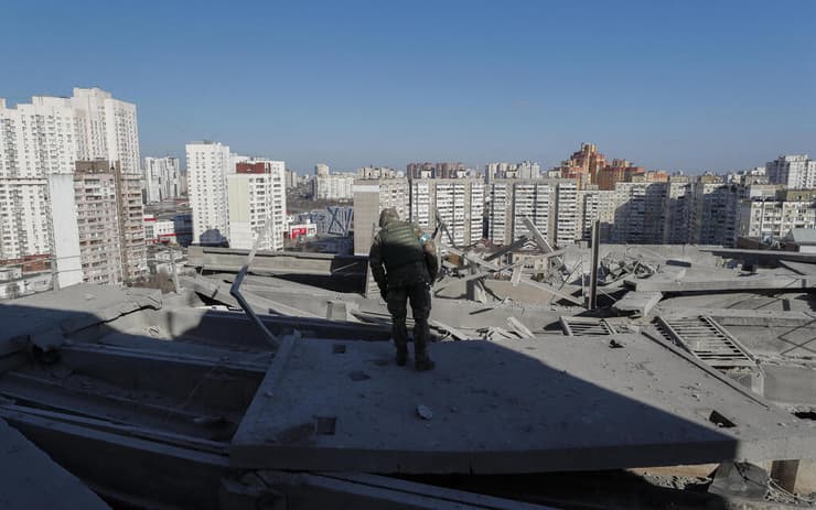 קייב- חיילים בוחנים בניין שנפגע בהפצצה  
