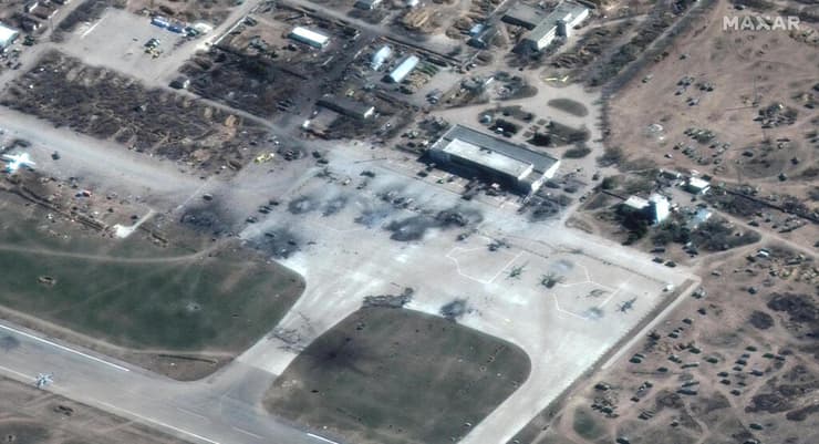 תמונת לווין של מסוקים הרוסים בשדה התעופה בחרסון