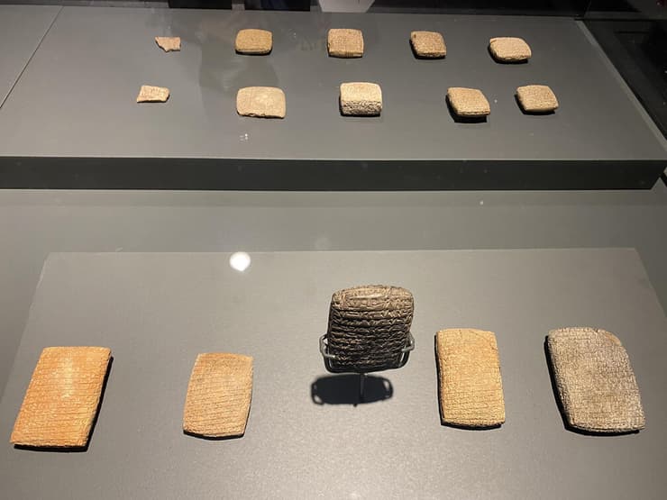 לוחות חרס עתיקים כתובים בכתב יתדות מוצגים במוזיאון ההיסטוריה בקייסרי
