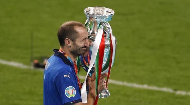 ג'ורג'יו קייליני עם הגביע (רויטרס) ג'ורג'יו קייליני עם הגביע