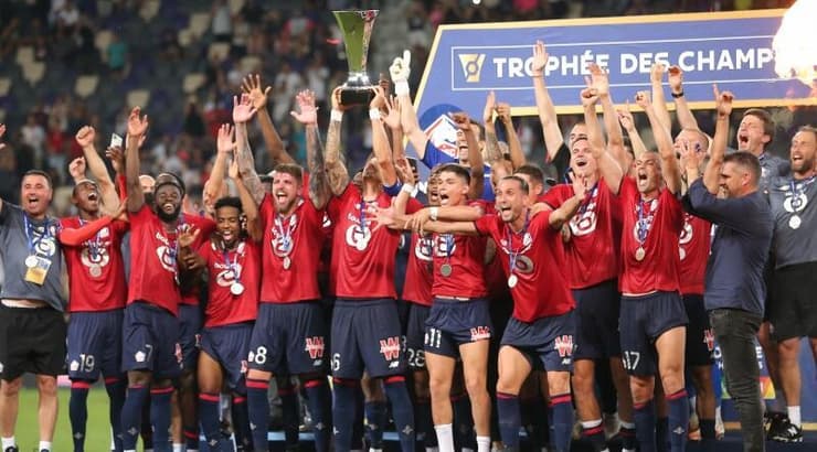 חגגו בשנה שעברה. שחקני ליל מניפים את הגביע